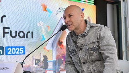 Demir Demirkan bu kez edebiyat sahnesinde hayranları ile buluştu