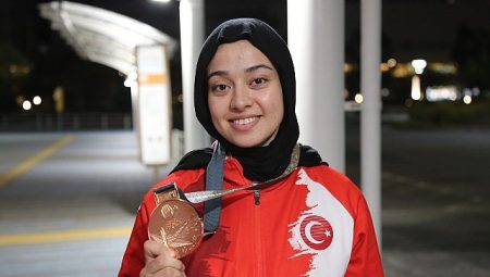 Esma Gökülü, İşitme Engelliler Olimpiyatlarında Bronz Madalya Alarak Ülkemizin Gururu Oldu