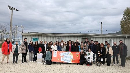 Gençler iklim krizini doğada ele aldı