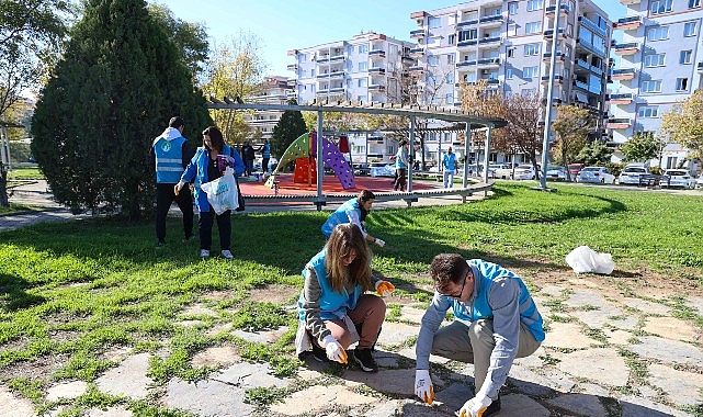 izmirli gonulluler el ele vererek doga icin temizlediler